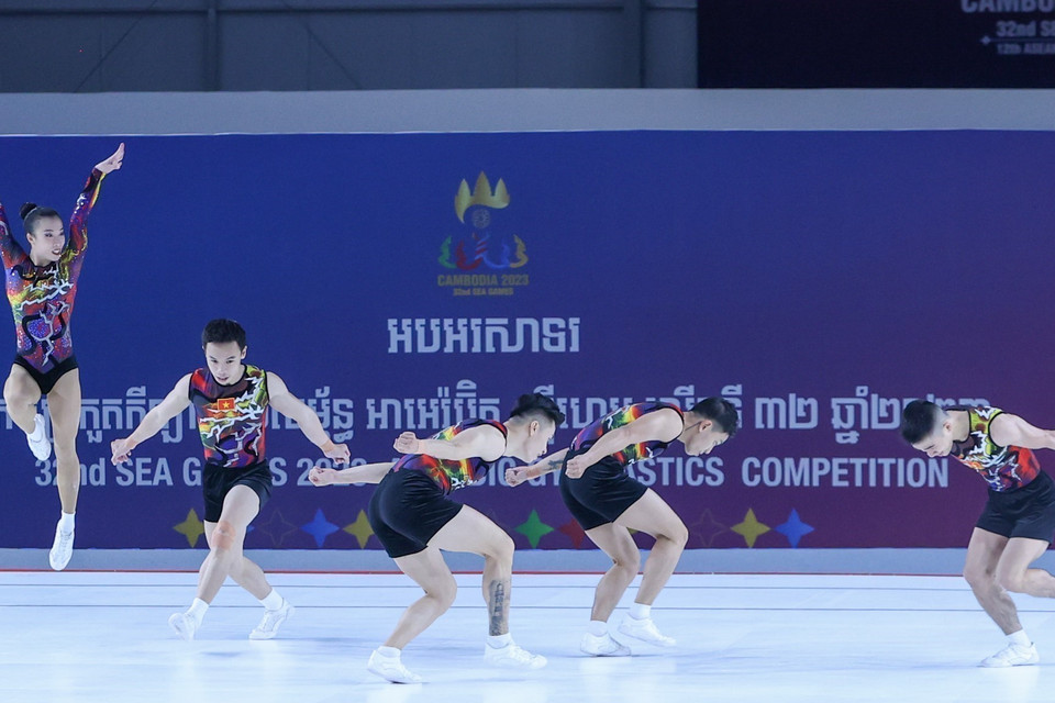 Huy chương Vàng nội dung Nhóm 5 người của Trần Ngọc Thuý Vi, Lê Hoàng Phong, Nguyễn Chế Thanh, Vương Hoài Ân, Nguyễn Việt Anh. Đội tuyển Aerobic Việt Nam đã lấy trọn cả 5 huy chương Vàng ở 5 nội dung thi đấu của môn Aerobic tại SEA Games 32. (Ảnh: Hoàng Linh/TTXVN)