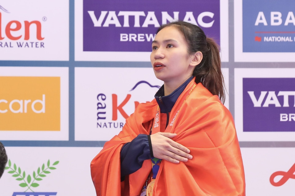 Vận động viên Lê Thị Hiền (giáp xanh) đã xuất sắc giành huy chương Vàng đầu tiên nội dung đối kháng hạng 55kg cho đội tuyển Vovinam Việt Nam tại SEA Games 32. (Ảnh: Minh Quyết/TTXVN)