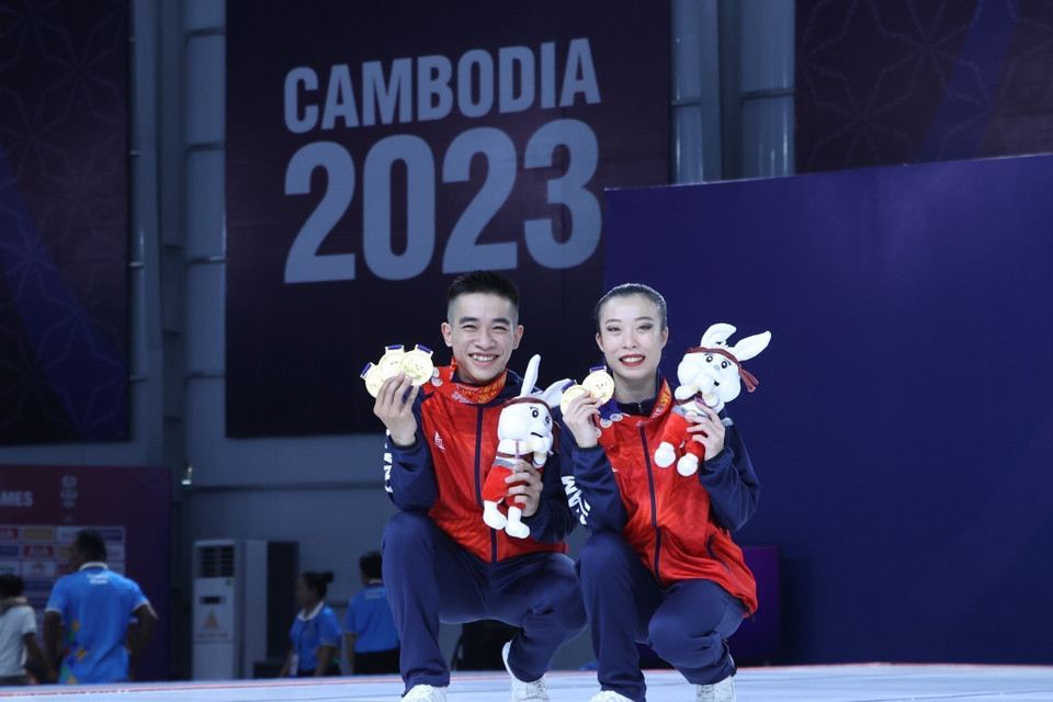 Vận động viên Trần Ngọc Thuý Vi và Lê Hoàng Phong giành huy chương Vàng cho đội tuyển Aerobic Việt Nam ở nội dung đôi nam nữ. Đội tuyển Aerobic Việt Nam thắng tuyệt đối (huy chương Vàng cả 5 nội dung). (Ảnh: Hoàng Linh/TTXVN)