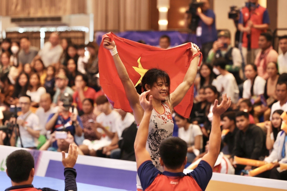 Vận động viên Nguyễn Thị Xuân giành huy chương Vàng môn Vật ở hạng cân 50kg tại SEA Games 32. Môn vật tiếp tục là mỏ vàng của đội tuyển Việt Nam với 13 huy chương Vàng. (Ảnh: Minh Quyết/TTXVN)