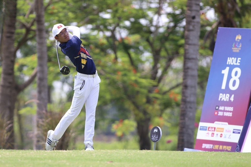 Vận động viên Lê Khánh Hưng giành huy chương Vàng đầu tiên cho đội tuyển Golf Việt Nam tại SEA Games 32 với thành tích -13 gậy. (Ảnh: TTXVN)