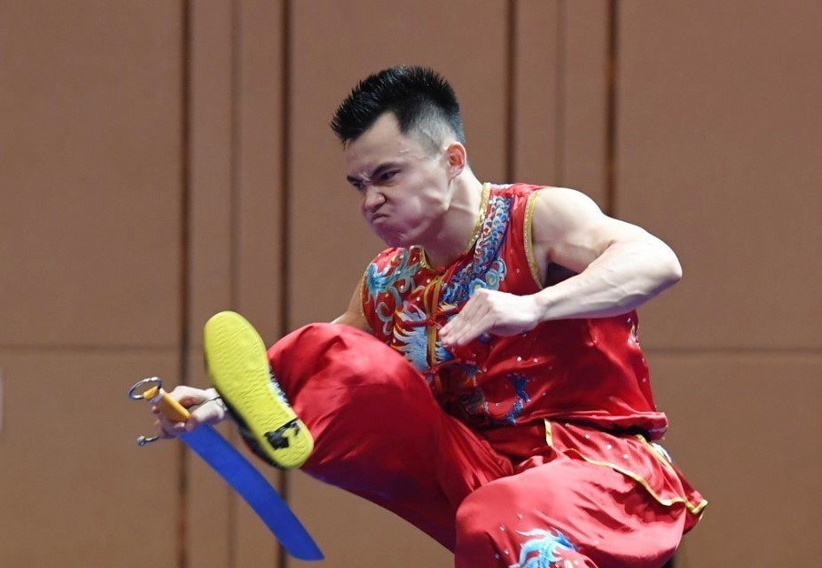 Vận động viên Nông Văn Hữu giành huy chương Vàng nội dung nam đao và nam côn nam đóng góp vào thành công của Đội tuyển Wushu với 6 huy chương Vàng, 3 huy chương Bạc, 2 huy chương Đồng (Trong đó 2 huy chương Vàng nội dung biểu diễn, 4 huy chương Vàng nội dung tán thủ). (Ảnh: Hoàng Linh/TTXVN)