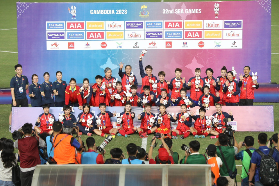 Đội tuyển Việt Nam (áo đỏ) xuất sắc giành chiến thắng 2-0 trước đội tuyển Myanmar (áo trắng) bằng 2 bàn thắng của Huỳnh Như và Thanh Nhã. Đội tuyển nữ Việt Nam trở thành đội bóng đầu tiên trong lịch sử vô địch 4 kỳ SEA Games liên tiếp và 8 lần vô địch tại các kỳ SEA Games. (Ảnh: TTXVN)