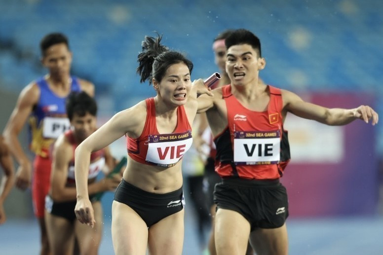 Vận động viên Nguyễn Thị Huyền giành 3 huy chương Vàng và 1 huy chương Bạc môn Điền kinh và đi vào lịch sử khi trở thành vận động viên giành nhiều huy chương Vàng điền kinh nhất lịch sử SEA Games với tổng cộng 13 huy chương Vàng trong 5 kỳ tham dự SEA Games. (Ảnh: Minh Quyết/TTXVN)