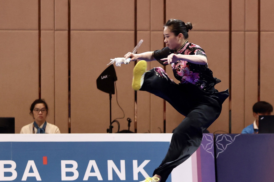 Vận động viên Dương Thúy Vi xuất sắc mang về huy chương Vàng đầu tiên cho Wushu Việt Nam ở nội dung thương + kiếm thuật nữ. Đội tuyển Wushu mang về 6 huy chương Vàng, 3 huy chương Bạc, 2 huy chương Đồng (Trong đó 2 huy chương Vàng nội dung biểu diễn, 4 huy chương Vàng nội dung tán thủ). (Ảnh: Hoàng Linh/TTXVN)