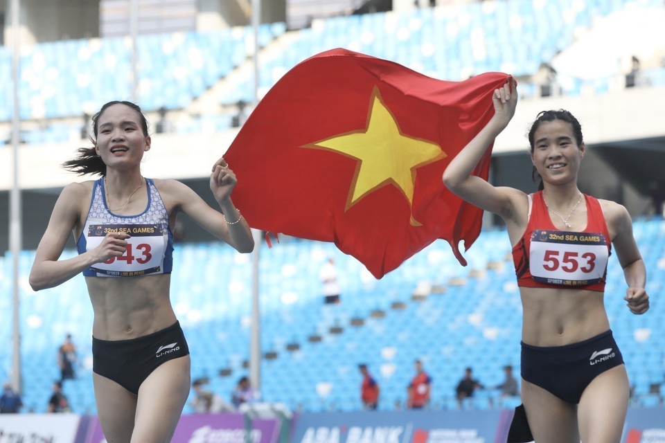 Hai vận động viên Nguyễn Thị Thu Hà (543) và Bùi Thị Ngân (553) lần lượt mang về cho đội tuyển Điền kinh Việt Nam huy chương Vàng và huy chương Bạc ở nội dung chạy 800m nữ tại SEA Games 32. Các vận động viên điền kinh đã giành được 12 huy chương Vàng, 20 huy chương Bạc, 8 huy chương Đồng đóng góp lớn vào thành tích của đoàn thể thao Việt Nam. (Ảnh: Minh Quyết/TTXVN)