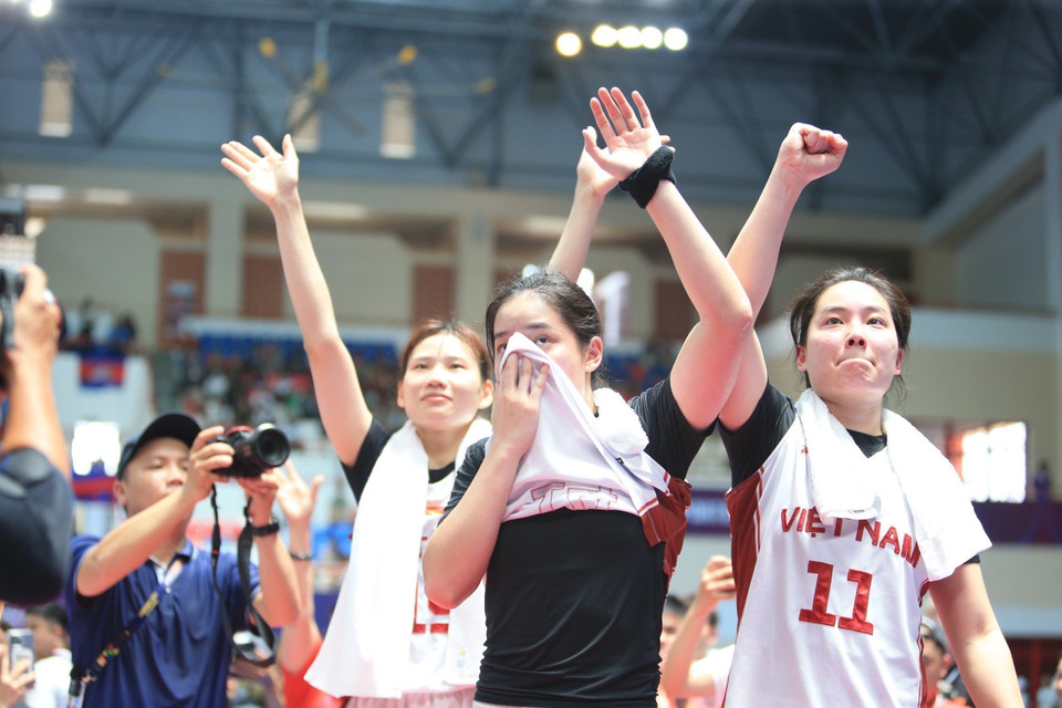 Đội tuyển bóng rổ nữ 3x3 Việt Nam (áo trắng) đã xuất sắc đánh bại đội tuyển nữ Philippines (áo xanh) trong trận chung kết với tỷ số 21-16 để giành huy chương Vàng bóng rổ đầu tiên trong lịch sử các kỳ SEA Games cho thể thao Việt Nam. (Ảnh: Hoàng Linh/TTXVN)