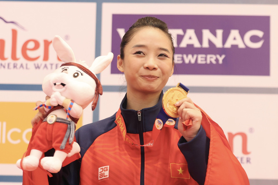 Vận động viên Dương Thúy Vi xuất sắc mang về huy chương Vàng đầu tiên cho Wushu Việt Nam ở nội dung thương + kiếm thuật nữ. Đội tuyển Wushu mang về 6 huy chương Vàng, 3 huy chương Bạc, 2 huy chương Đồng (Trong đó 2 huy chương Vàng nội dung biểu diễn, 4 huy chương Vàng nội dung tán thủ). (Ảnh: Hoàng Linh/TTXVN)