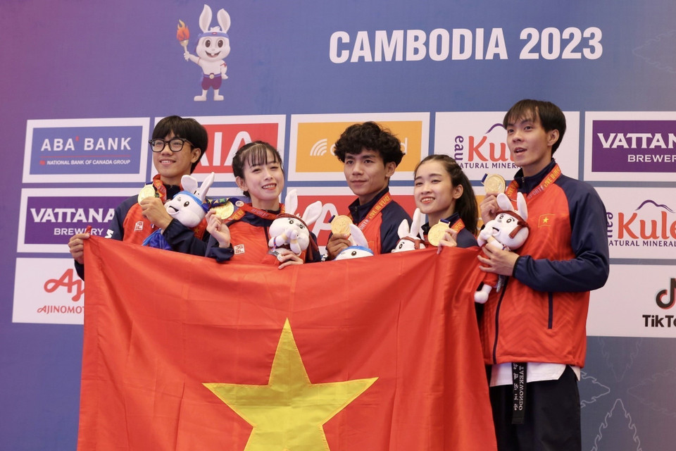 Nội dung chung kết Quyền sáng tạo đồng đội, màn trình diễn của các võ sĩ Nguyễn Ngọc Minh Hy, Nguyễn Thị Mộng Quỳnh, Hứa Văn Huy, Châu Tuyết Vân, Trần Đăng Khoa đã đạt điểm 7,040, mang về tấm huy chương Vàng thứ hai cho đội tuyển Taekwondo Việt Nam tại SEA Games 32. (Ảnh: TTXVN)