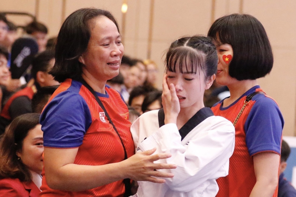 Màn trình diễn của các võ sỹ Nguyễn Ngọc Minh Hy, Nguyễn Thị Mộng Quỳnh, Hứa Văn Huy, Châu Tuyết Vân, Trần Đăng Khoa đã đạt điểm 7,040 nội dung Quyền sáng tạo đồng đội, qua đó mang về tấm huy chương Vàng thứ hai cho đội tuyển Taekwondo Việt Nam tại SEA Games 32. (Ảnh: TTXVN)