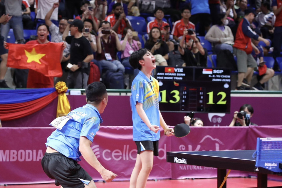 Cặp vận động viên Trần Mai Ngọc và Đinh Anh Hoàng xuất sắc đánh bại cặp đôi rất mạnh của Singapore trong trận chung kết nội dung Đồng đội nam nữ với tỷ số 3-1 để mang về tấm huy chương Vàng đầu tiên cho Đội tuyển Bóng bàn Việt Nam sau 26 năm chờ đợi. (Ảnh: TTXVN)