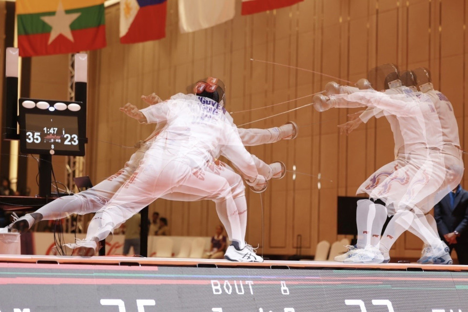 Các vận động viên Hoàng Nhật Nam, Nguyễn Tiến Nhật, Nguyễn Phước Đến, Trương Trần Nhật Minh vượt qua đội Thái Lan ở trận chung kết với tỉ số 45-33, giành huy chương Vàng môn Đấu kiếm ở nội dung Kiếm ba cạnh đồng đội nam tại SEA Games 32. (Ảnh: Minh Quyết/TTXVN)