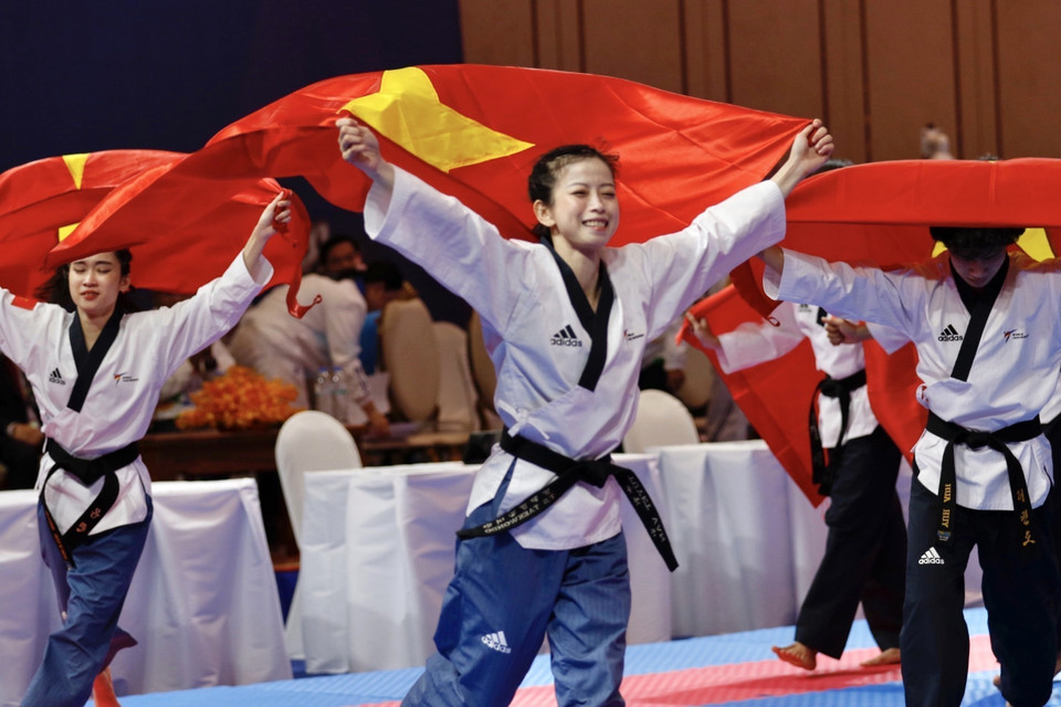 Các võ sỹ Nguyễn Ngọc Minh Hy, Nguyễn Thị Mộng Quỳnh, Hứa Văn Huy, Châu Tuyết Vân, Trần Đăng Khoa đã đạt điểm 7,040 nội dung Quyền sáng tạo đồng đội, qua đó mang về tấm huy chương Vàng thứ hai cho đội tuyển Taekwondo Việt Nam tại SEA Games 32. (Ảnh: TTXVN)