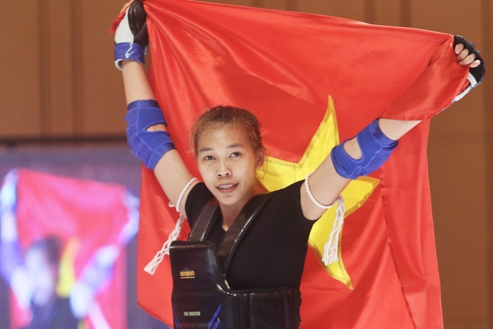 Vận động viên đội tuyển Kun Bokator Trần Võ Song Thương đã đánh bại đối thủ Philippines trong trận chung kết nội dung đối kháng hạng 60kg nữ để giành huy chương Vàng. (Ảnh: TTXVN)