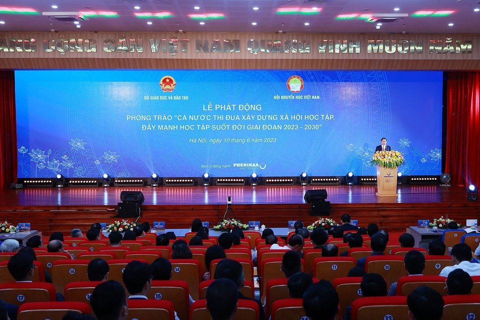 Quang cảnh lễ phát động phong trào cả nước thi đua học tập. (Ảnh: Dương Giang/TTXVN)