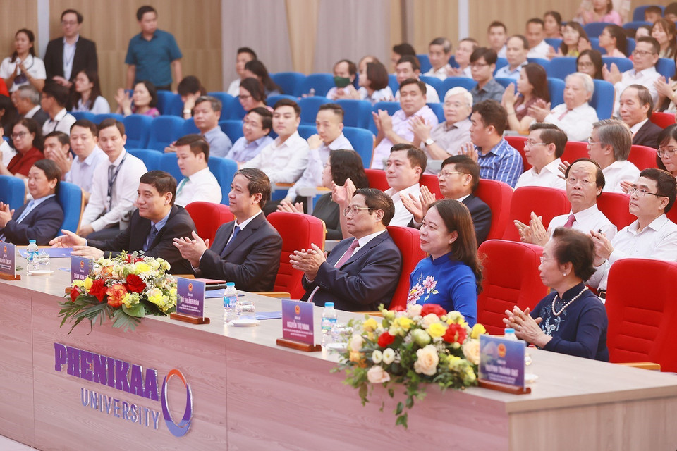 Thủ tướng Phạm Minh Chính và Phó Chủ tịch nước Võ Thị Ánh Xuân cùng các đại biểu dự lễ phát động phong trào cả nước thi đua học tập. (Ảnh: Dương Giang/TTXVN)