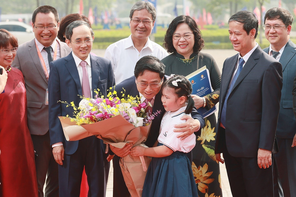 Thủ tướng Phạm Minh Chính với học sinh tại lễ phát động. (Ảnh: Dương Giang/TTXVN)