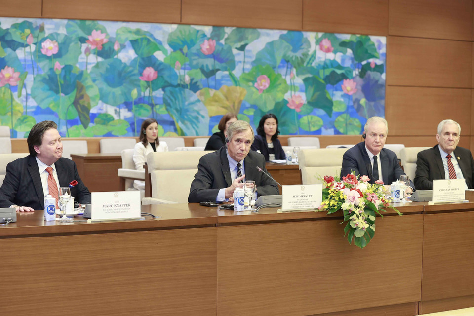 Thượng nghị sĩ Jeff Merkley tại buổi tiếp. (Ảnh: Doãn Tấn/TTXVN)