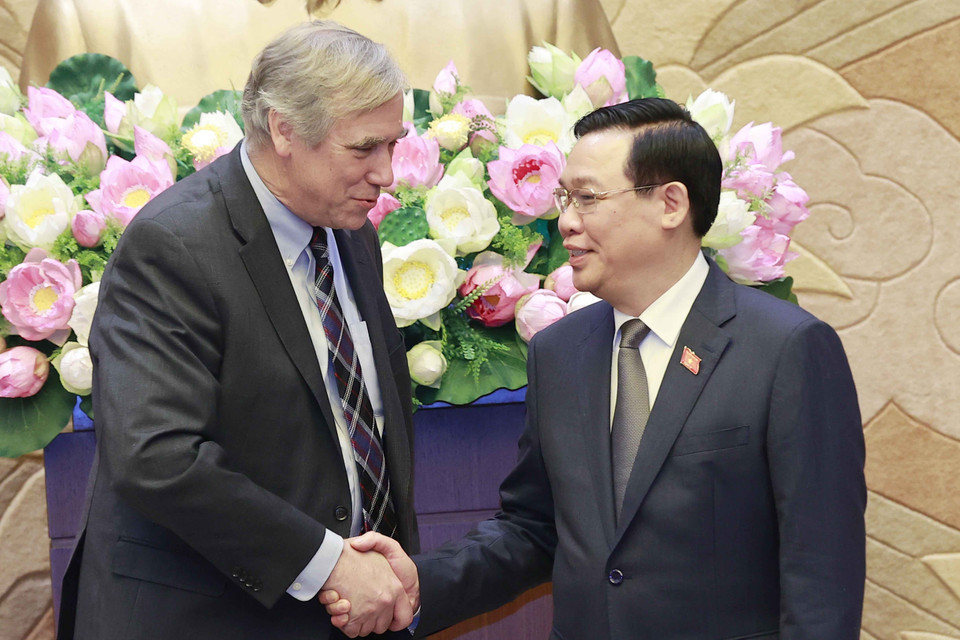 Sáng 8/4, tại Hà Nội, Chủ tịch Quốc hội Vương Đình Huệ tiếp Đoàn nghị sỹ liên bang của Hoa Kỳ, do Thượng nghị sỹ bang Oregon Jeff Merkley, thành viên Ủy ban Đối ngoại của Thượng viện Hoa Kỳ dẫn đầu sang thăm và làm việc tại Việt Nam. (Ảnh: Doãn Tấn/TTXVN)