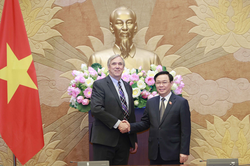 Chủ tịch Quốc hội Vương Đình Huệ và Thượng nghị sỹ Jeff Merkley. (Ảnh: Doãn Tấn/TTXVN)