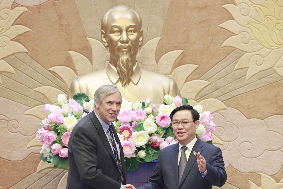 Chủ tịch Quốc hội Vương Đình Huệ và Thượng nghị sỹ Jeff Merkley. (Ảnh: Doãn Tấn/TTXVN)