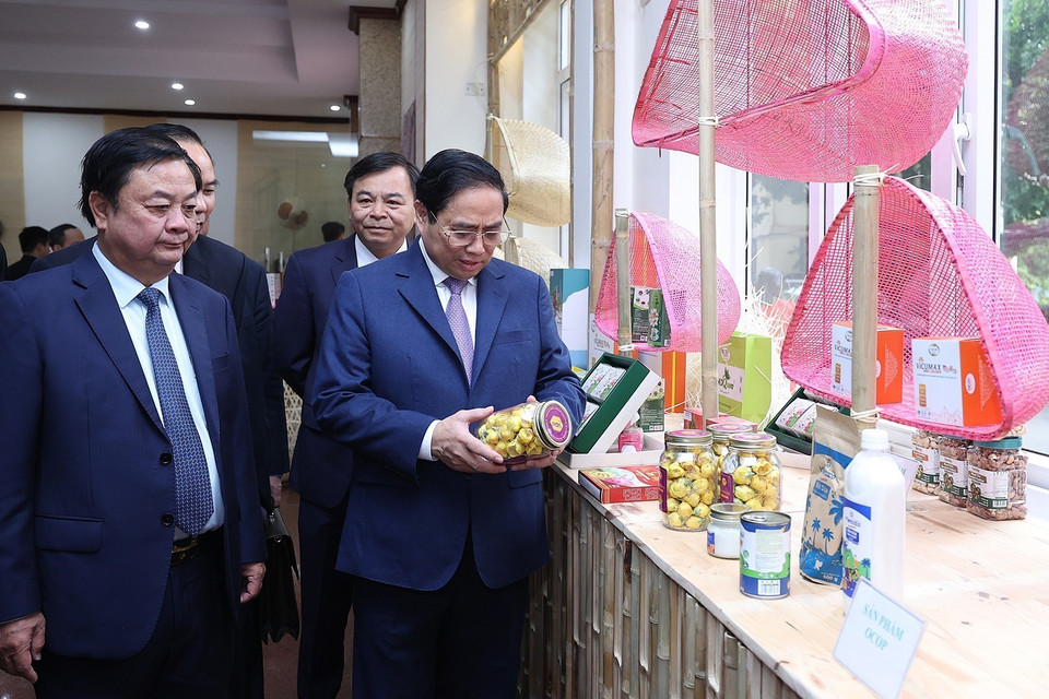 Thủ tướng Phạm Minh Chính xem trưng bày sản phẩm nông nghiệp, thủ công mỹ nghệ. (Ảnh: Dương Giang/TTXVN)
