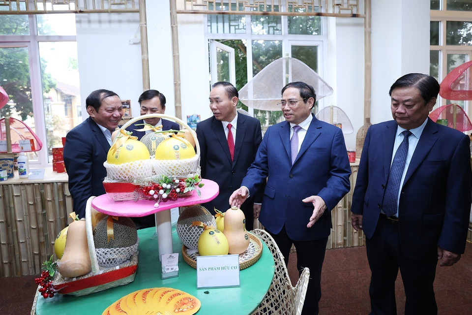 Thủ tướng Phạm Minh Chính xem trưng bày sản phẩm nông nghiệp, thủ công mỹ nghệ. (Ảnh: Dương Giang/TTXVN)