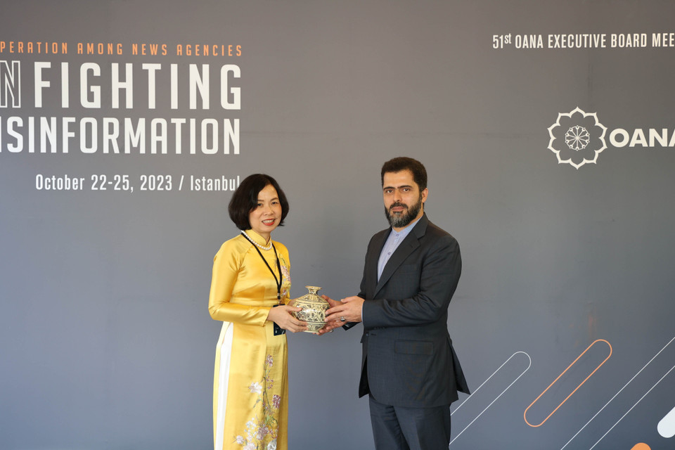 Tổng Giám đốc TTXVN Vũ Việt Trang tặng quà lưu niệm cho ông Ali Naderi, Chủ tịch OANA, Giám đốc điều hành hãng IRNA (Iran). (Ảnh: Ngọc Anh/TTXVN)