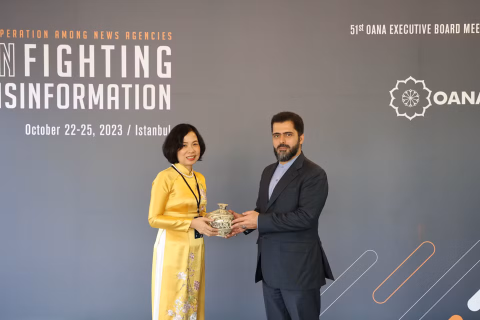 Tổng Giám đốc TTXVN Vũ Việt Trang tặng quà lưu niệm cho ông Ali Naderi, Chủ tịch OANA, Giám đốc điều hành hãng IRNA (Iran). (Ảnh: Ngọc Anh/TTXVN)
