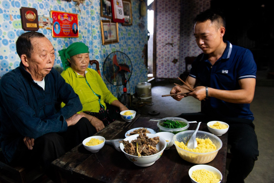 Mèn mén là món ăn quen thuộc trong mỗi bữa ăn của gia đình người Mông, được làm từ bột ngô. (Ảnh: Nam Thái/TTXVN)