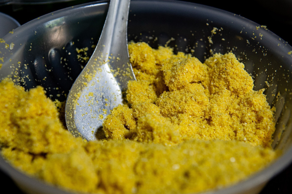 Khi thưởng thức mèn mén, nhai chậm, nhai càng kỹ càng thấy được hương vị đặc trưng: dẻo, thơm, đậm đà. (Ảnh: Nam Thái/TTXVN)