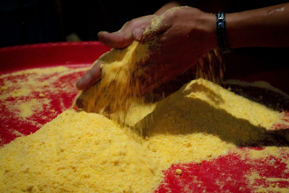 Ngô sau khi được xay mịn. (Ảnh: Nam Thái/TTXVN)