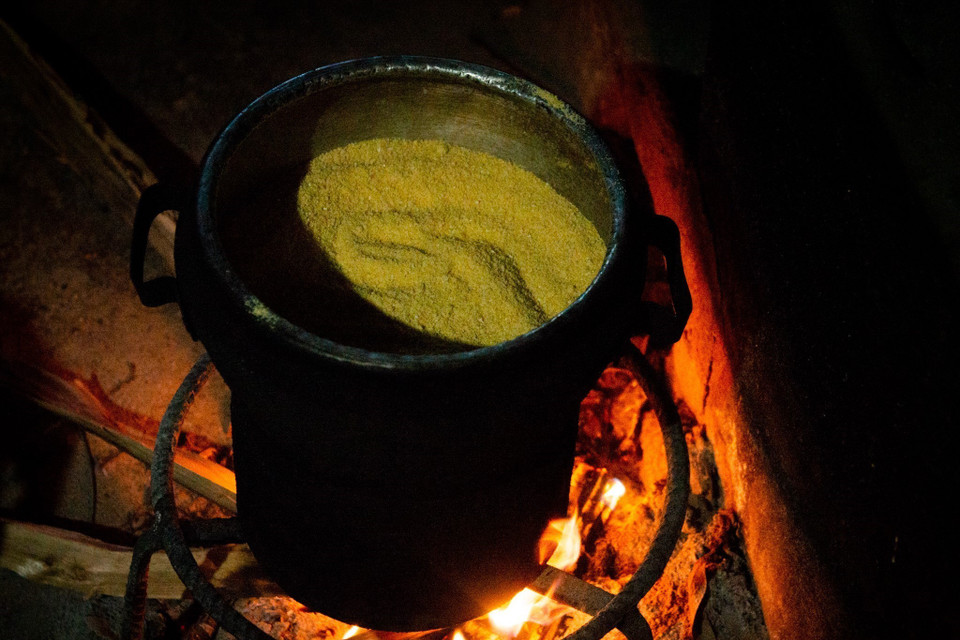 Mèn mén thường được đồ hai đến ba lần bằng chõ gỗ. (Ảnh: Nam Thái/TTXVN)