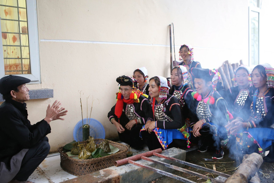 Thầy mo làm lễ cúng tổ tiên và thần linh. (Ảnh: Quý Trung/TTXVN)