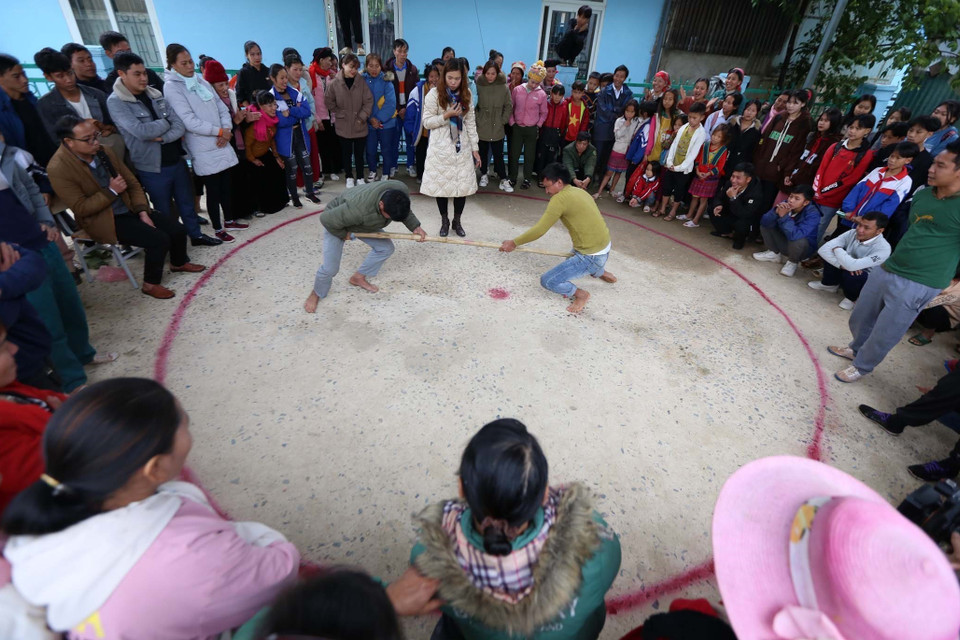 Thi đấu môn đẩy gậy trong Tết cổ truyền của người dân tộc Si La. (Ảnh: Quý Trung/TTXVN)