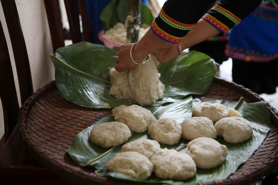 Bánh giầy được làm từ những bàn tay khéo léo của phụ nữ dân tộc Si La. (Ảnh: Quý Trung/TTXVN)