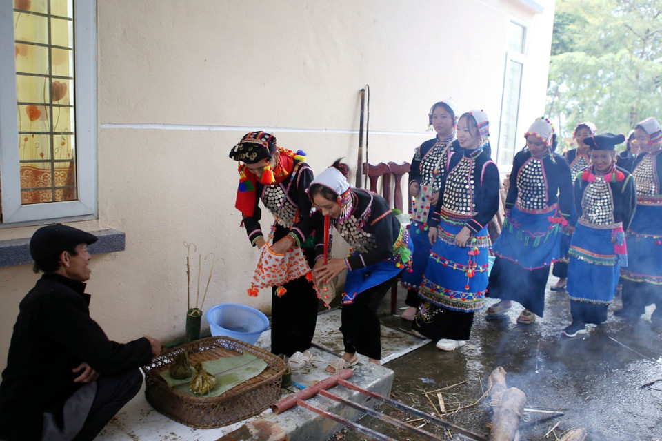 Các gia đình mang lễ vật đến nhà trưởng họ để cúng tổ tiên và thần linh trong dịp Tết. (Ảnh: Quý Trung/TTXVN)