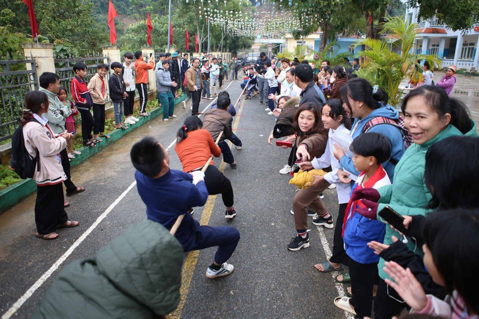 Thi đấu kéo co trong Tết cổ truyền của người dân tộc Si La. (Ảnh: Quý Trung/TTXVN)