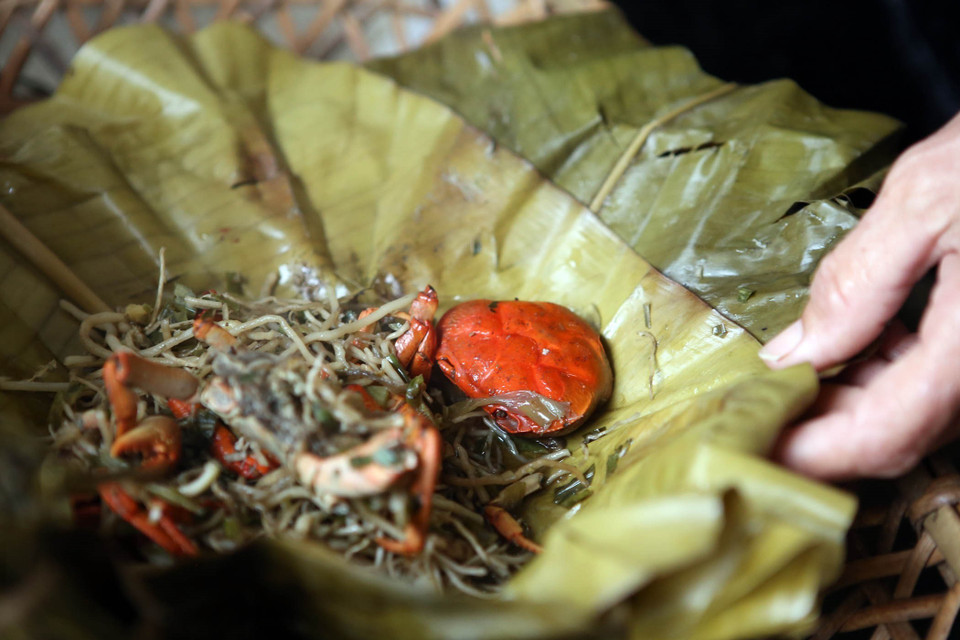 Đồ thờ cúng tổ tiên gồm có 2 con cua, 2 con sóc, 2 con cá, 2 chiếc bánh giầy (ba pa) được gói hấp chín. (Ảnh: Quý Trung/TTXVN)