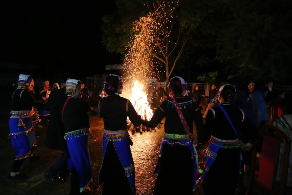 Múa hát vòng xòe thể hiện tình đoàn kết trong cộng đồng dân tộc Si La. (Ảnh: Quý Trung/TTXVN)