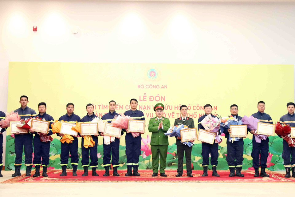 Thiếu tướng Nguyễn Văn Long, Thứ trưởng Bộ Công an trao Bằng khen của Bộ trưởng Bộ Công an cho cán bộ, chiến sỹ Đội tìm kiếm cứu nạn và cứu hộ Bộ Công an hoàn thành nhiệm vụ trở về từ Thổ Nhĩ Kỳ. (Ảnh: Phạm Kiên/TTXVN)