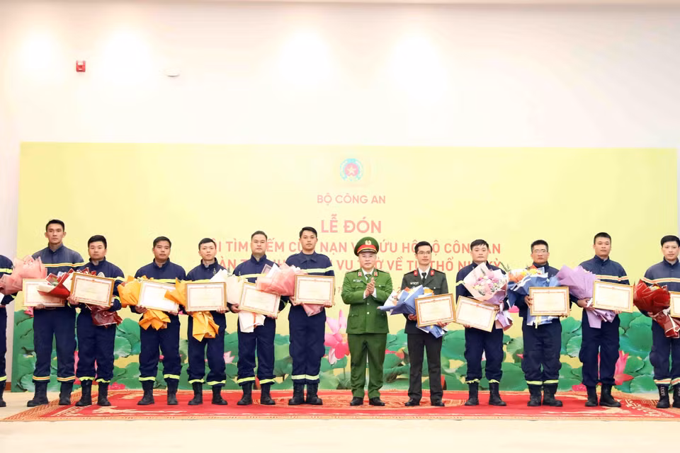 Thiếu tướng Nguyễn Văn Long, Thứ trưởng Bộ Công an trao Bằng khen của Bộ trưởng Bộ Công an cho cán bộ, chiến sỹ Đội tìm kiếm cứu nạn và cứu hộ Bộ Công an hoàn thành nhiệm vụ trở về từ Thổ Nhĩ Kỳ. (Ảnh: Phạm Kiên/TTXVN)