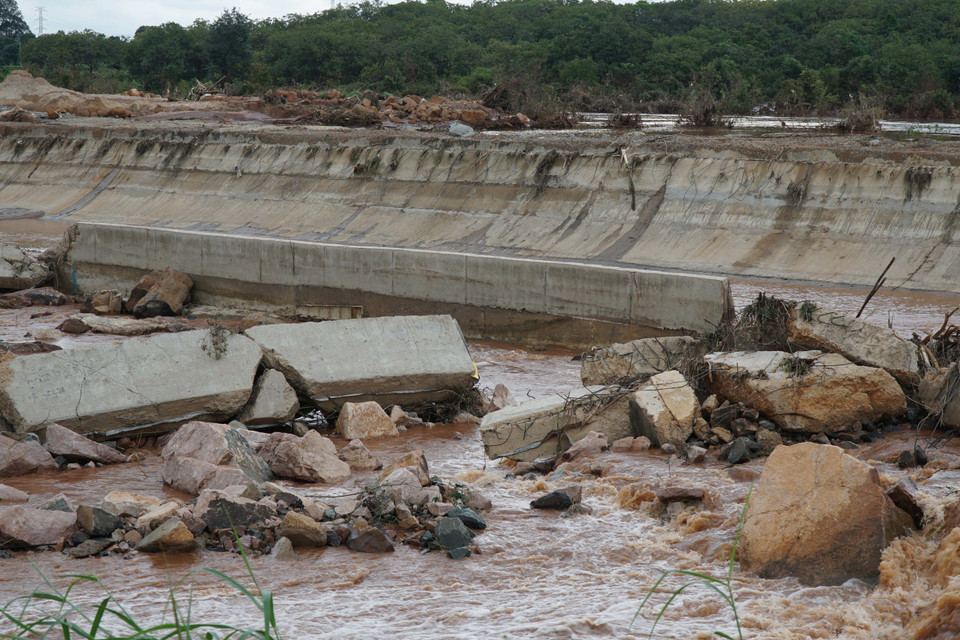 Hiện trường vụ vỡ đập Thủy điện Ia Glae 2 ở huyện Chư Prông, tỉnh Gia Lai. (Ảnh: Hoài Nam/TTXVN)