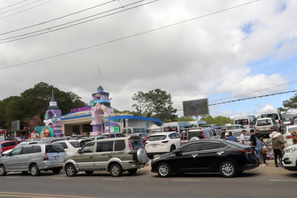 Bãi đậu xe của Khu du lịch Thung lũng tình yêu luôn kín chỗ . (Ảnh: Quốc Hùng/TTXVN)