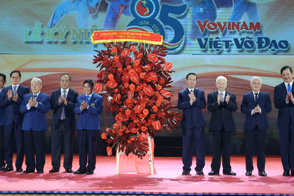 Chủ tịch nước Võ Văn Thưởng tặng hoa cho các lãnh đạo môn phái Vovinam. (Ảnh: Thống Nhất/TTXVN)