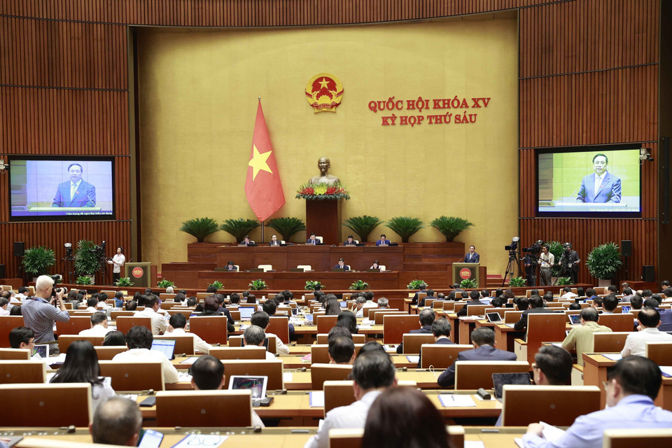 Thủ tướng Chính phủ Phạm Minh Chính báo cáo giải trình, làm rõ các vấn đề liên quan và trả lời chất vấn của đại biểu Quốc hội. (Ảnh: Doãn Tấn/TTXVN)