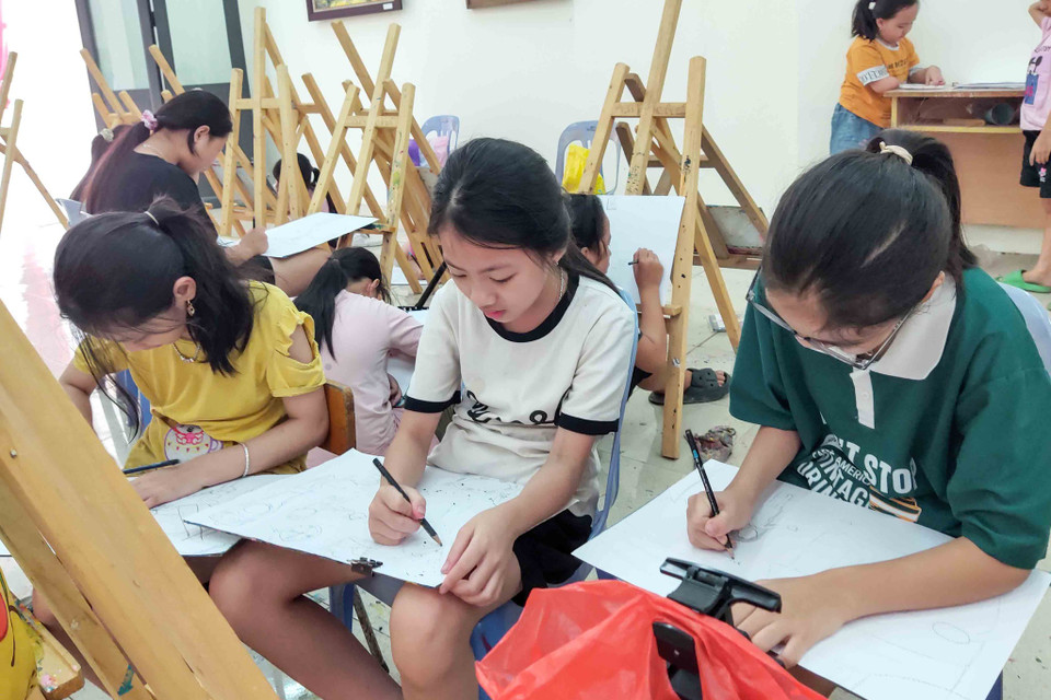 Lớp học vẽ đã trở thành sân chơi lành mạnh, bổ ích trong dịp Hè cho các em thiếu nhi, khơi dậy niềm đam mê nghệ thuật trong thế hệ trẻ. (Nguồn: Vietnam+)