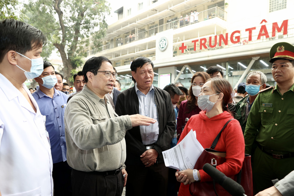 Thủ tướng Phạm Minh Chính thăm hỏi người thân các bệnh nhân đang điều trị tại Bệnh viện Bạch Mai. (Ảnh: Dương Giang/TTXVN)