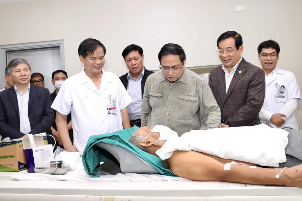 Sáng 11/4, Thủ tướng Phạm Minh Chính đi kiểm tra tình hình cung ứng thuốc, trang thiết bị, vật tư y tế phục vụ khám chữa bệnh và chăm sóc sức khỏe nhân dân tại một số bệnh viện trên địa bàn Hà Nội. (Ảnh: Dương Giang/TTXVN)