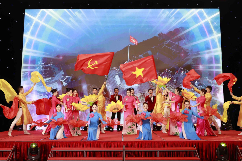 Tiết mục văn nghệ chào mừng lễ kỷ niệm. (Ảnh: Doãn Tấn/TTXVN)